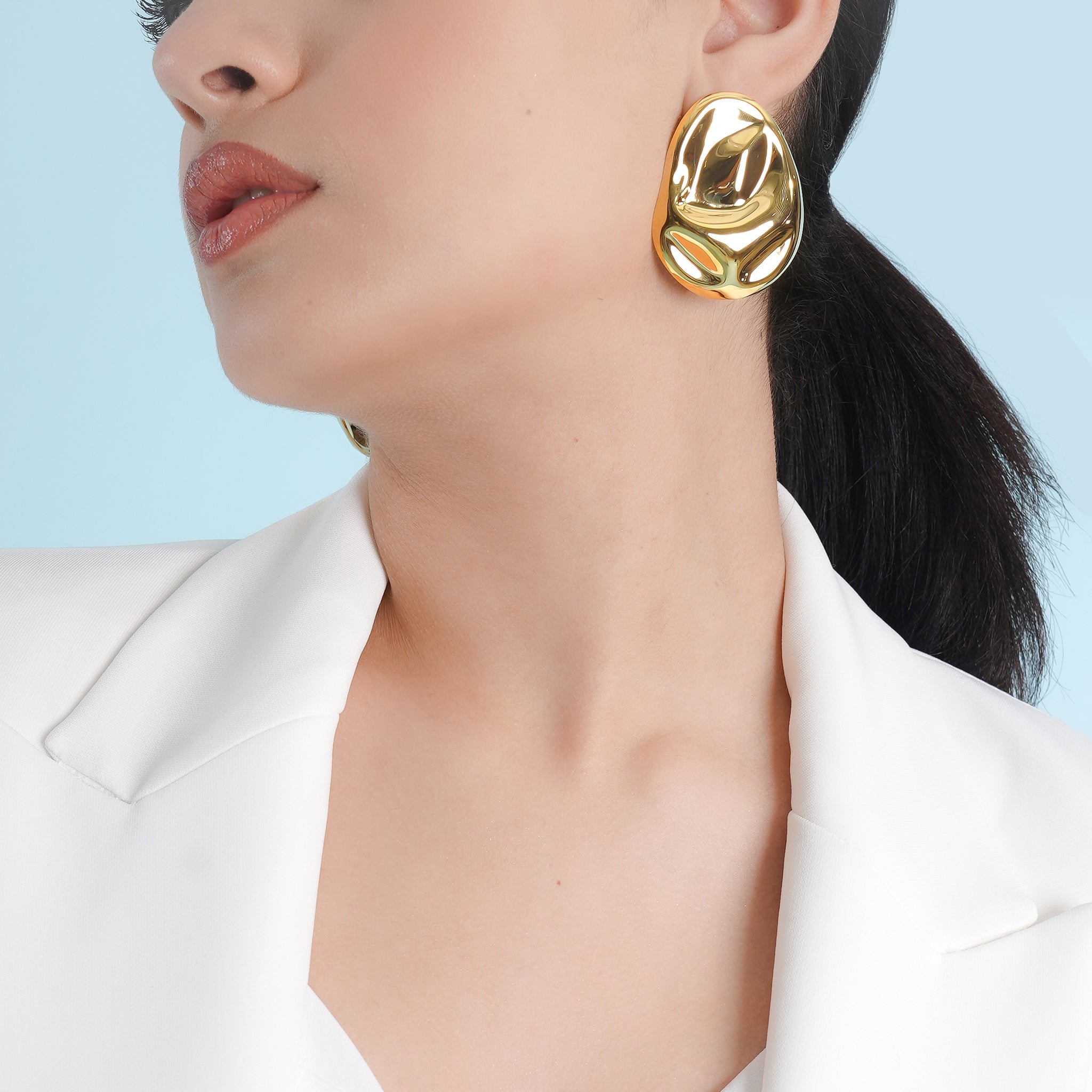 18K gold-plated organic-shaped stud earrings featuring a glossy, fluid design, exuding elegance and bold individuality. Perfect for modern statement styling. 