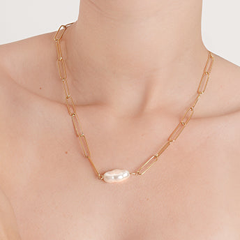 Elegant 18K gold-plated chain necklace featuring a delicate paperclip link design and a luminous baroque pearl centerpiece. A perfect blend of modern minimalism and timeless sophistication.