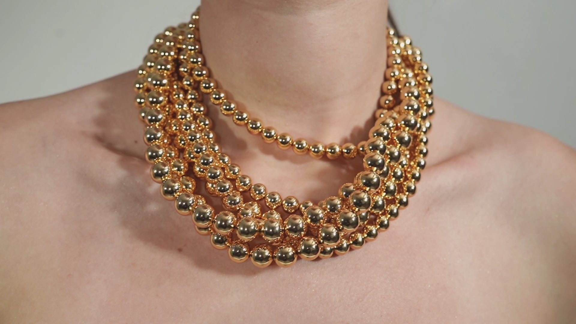A beautiful woman wearing a 18K Gold necklace.